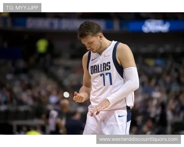 东契奇通过挡拆拉开空间提升效率，助力球队关键时刻得分爆发